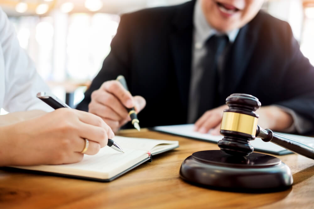 How Legal Advisors Help You Negotiate With Total Confidence